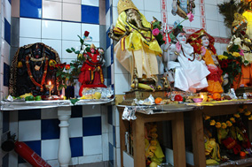 Kali und andere Götter im Ashram in Paris.