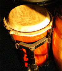 Jamaikanische Repeater Drums (links).