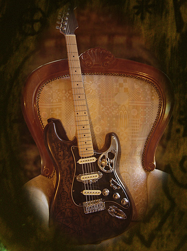 Die Mistress VooDoo Guitar ruht auf meinem Lesesessel.