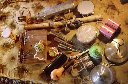 Eine Shivatrommel aus Varanasi, eine runde Kalimba aus Paris, eine Doppelkalimba aus Zanzibar, ein paar Kartels aus Katmandu, ein Regenrohr aus Salvador da Bahia, ebenfalls aus Bahia eine Schüttelkalebasse, ein Recoreco aus Santo Domingo, afrikanische Schellen vom Flohmarkt in Basel, Gogo Glocken vom Feira Hippie in Rio, eine Kindertrommel aus Amsterdam, ein von einem heißen Scheinwerfer verbogenes Schüttelrohr aus Grüter's Perkussionsladen, eine Maraca aus dem Music X-Dream, ein Tamburin aus Vrindavan, eine Kanjira aus Varanasi, eine Kinderklapper aus Kamakura, ein afrikanischer Shaker aus Amsterdam, ein Plastik-Schüttelkohl aus Wiener Neudorf, noch ein Shaker aus Amsterdam, chinesische Tschinellen aus Wien.